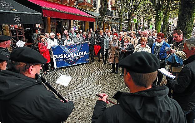 Euskaraldiaren programa barruan atzo kantujira bat egin zuten Errenterian.
