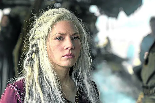 La actriz canadiense Katheryn Winnick interpreta a la reina Lagertha en la serie 'Vikingos', que hoy regresa con nuevos capítulos a TNT.