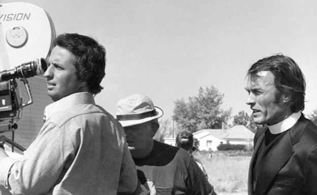 Imagen principal - Michael Cimino a la cámara junto a Clint Eastwood en el rodaje de 'Un botín de 500.000 dólares. Una escena del filme y el póster español.