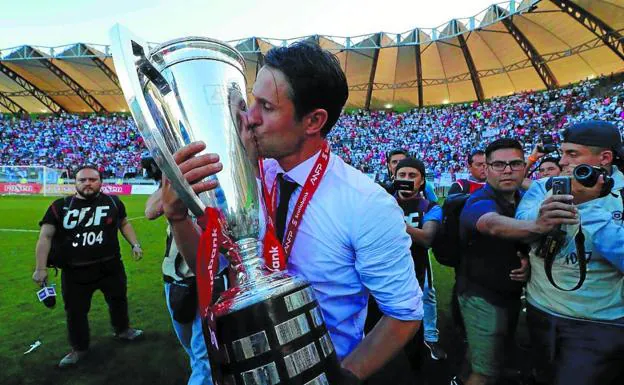 Campeón. Beñat San José besa el trofeo de campeón después del triunfo de Universidad Católica en Temuco. 