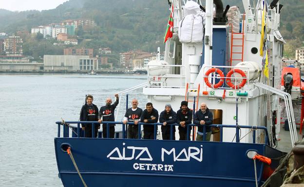 Los tripulantes del 'Aita Mari' muestran su satisfacción por poder poner rumbo en breve al Mediterráneo.