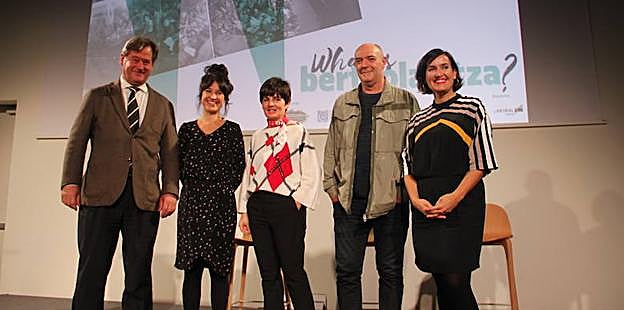 Bingen Zupiria Eusko Jaurlaritzako Kultura eta Hizkuntza Politikako sailburuak; ; Eneritz Urkola ikus-entzunezkoaren zuzendariak; Marije Etxaniz Laboral Kutxako komunikazio zuzendariak; Andoni Egaña Mintzola Ahozko Lantegiko patronatu kideak eta Irene Larraza Etxepare Euskal Institutuko zuzendariak hartu zuten parte aurkezpenean.