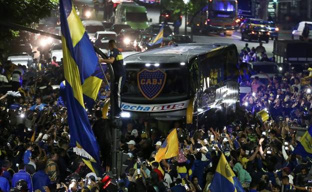 El autobus de Boca Juniors antes de volar a Madrid. 