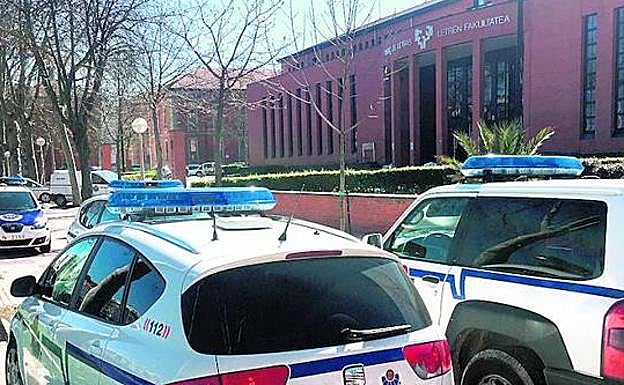 Coches patrulla de la Ertzaintza en una intervención anterior en la Facultad de Letras, saldada con el registro de la 'ikasle gela'. 