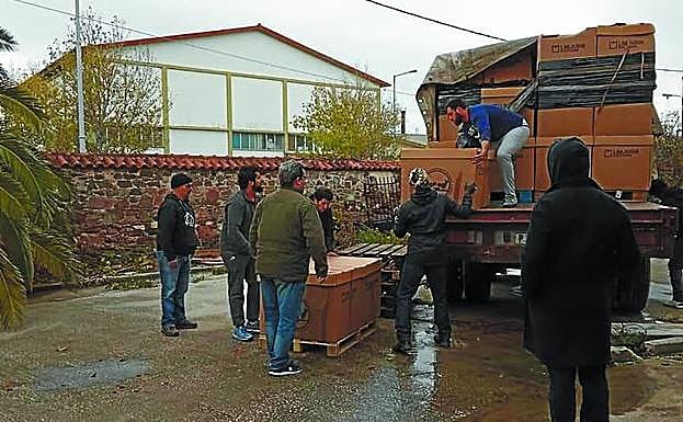 El primer tráiler llega a los almacenes de la localidad de Lesbos. 