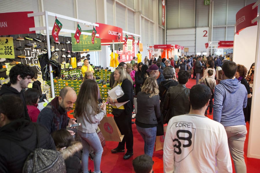 Ficoba acoge una nueva edición de la Feria de Navidad, con un gran ambiente y numerosos visitantes.