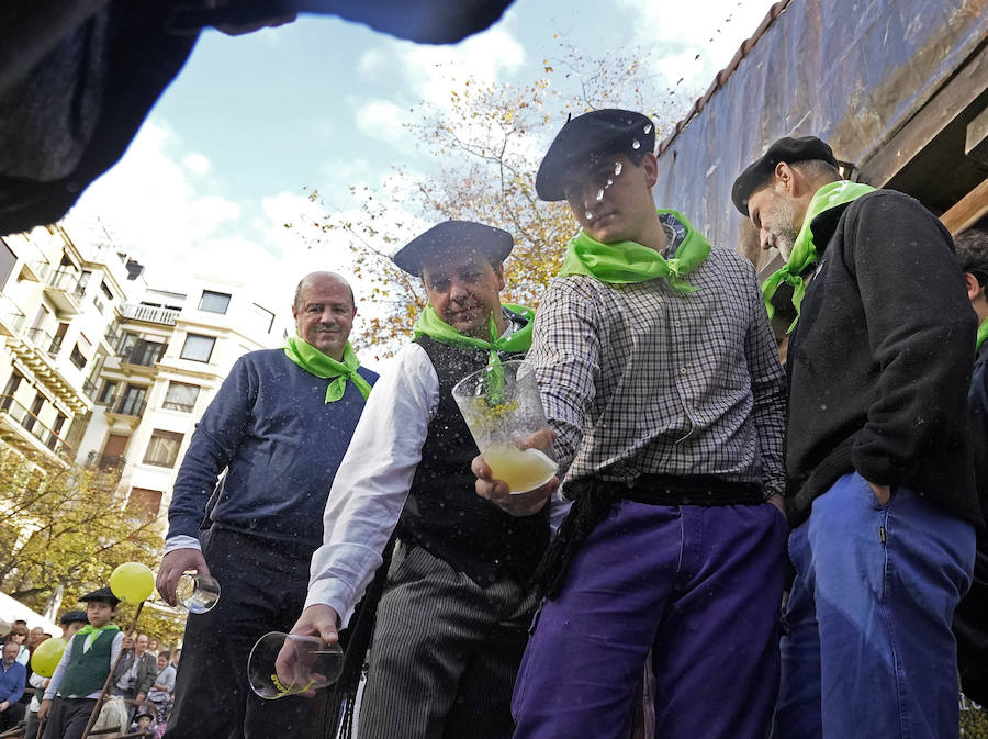 Los componentes de Jo ala Jo Taldea de Arizkun han inaugurado este jueves la V Sagardo Apurua en el Boulevard donostiarra. Sagardo Route-Asociación de Sidrerías de Gipuzkoa