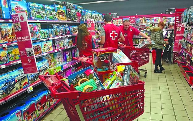 Cruz Roja. Voluntarios del puesto bergarés en las instalaciones de Eroski de Arrasate. 