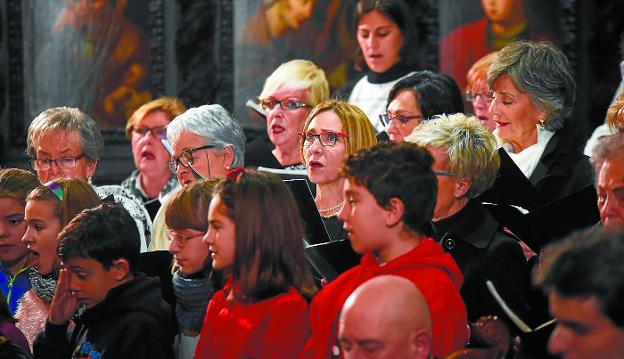 Parte de los integrantes de la Capilla de Música de Santa María, durante la misa de la Inmaculada del año pasado.
