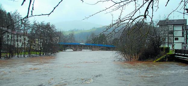 El caudal del Bidasoa tras fuertes lluvias a su paso por Doneztebe. 