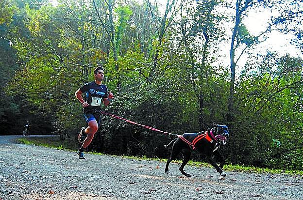 Carrera. Fabián Castro sigue la línea de tiro elástica que emplean.
