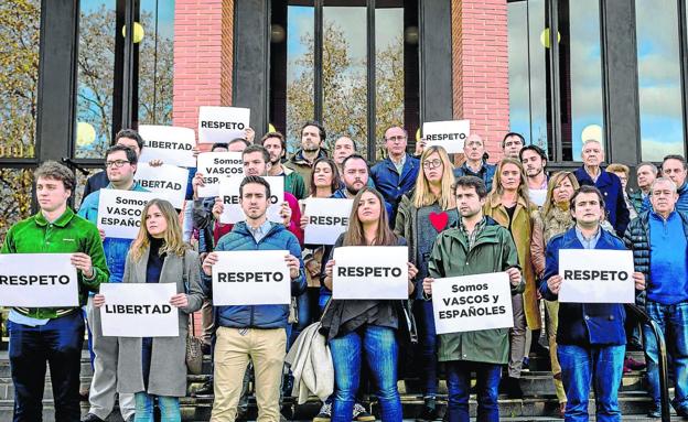 Miembros del PP vasco en la concentración de repulsa convocada frente a la Facultad de Letras de la UPV, en Vitoria.