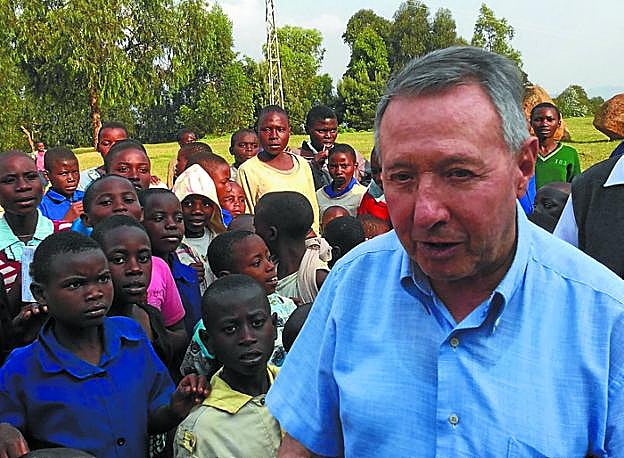 Juan Cruz Juaristi, en sus años como misionero en Rwanda. 