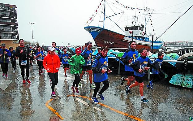 Pese a la lluvia, 2.091 personas se apuntaron el año pasado a la 'San Silvestre Solidaria'. 