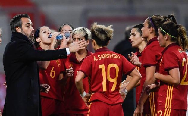 Jorge Vilda, seleccionador español, junto a sus futbolistas, durante un amistoso ante Alemania. 