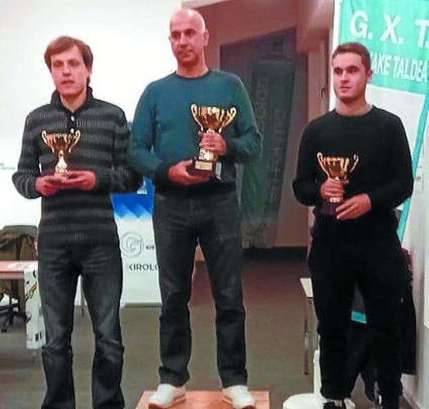 Podio. Enrique Tejedor, el ganador, juntoa a A. Franco y I. Toledo.