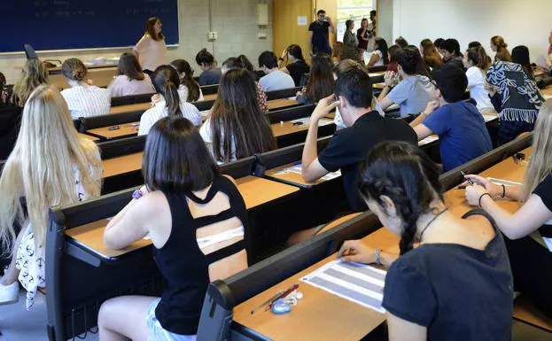 Un grupo de alumnos realiza uno de los exámenes de las pruebas de acceso a la universidad en Palma de Mallorca.
