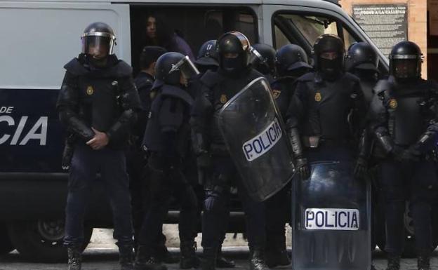 El Gobierno amenaza a Torra con enviar a la policía si sigue la inacción de los Mossos