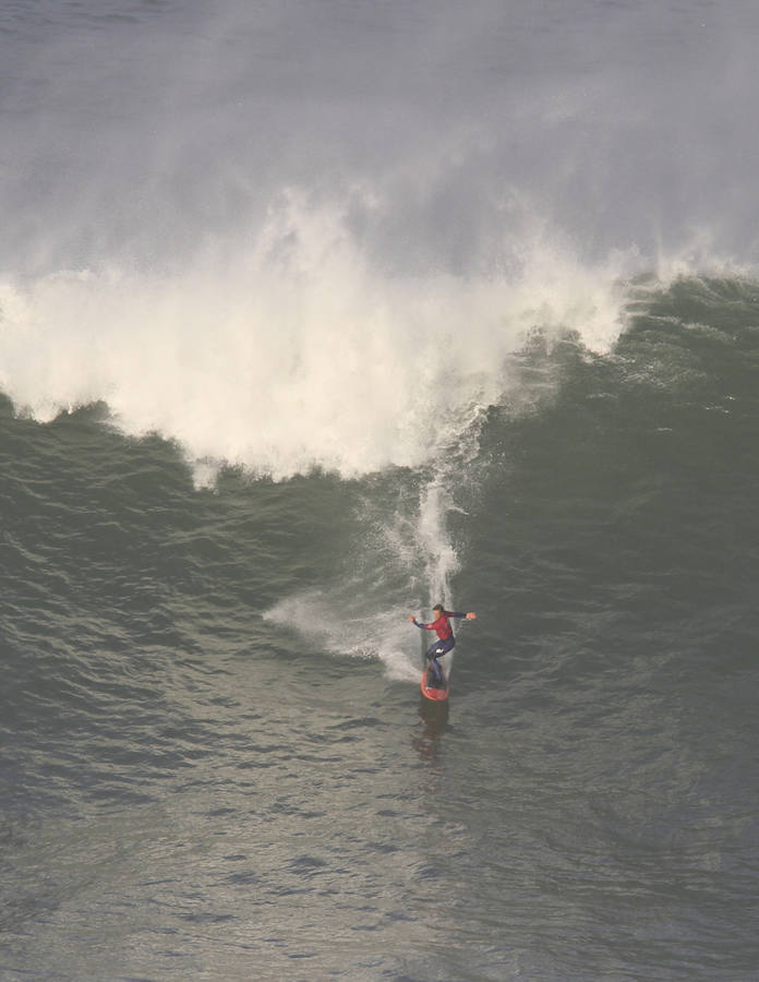 Las previsiones meteorológicas se han cumplido y la XIII edición del Punta Galea Challenge de surf de olas grandes disputada este lunes ha ofrecido un gran espectáculo a los asistentes. Los mejores especialistas de la modalidad se dan han dado cita desde primera hora de la mañana en la prueba, que ha arrastrado a numeroso público hasta los acantilados de Punta Galea