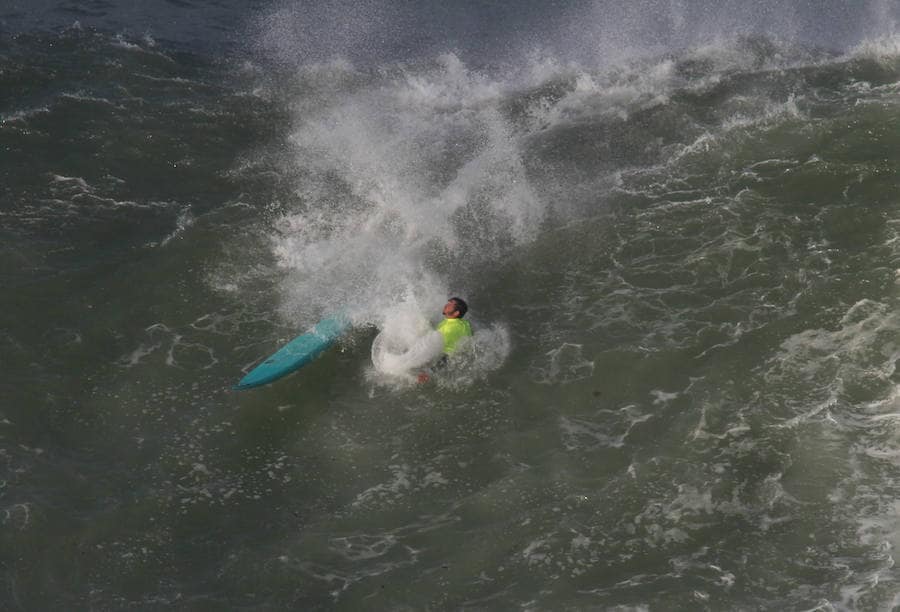 Las previsiones meteorológicas se han cumplido y la XIII edición del Punta Galea Challenge de surf de olas grandes disputada este lunes ha ofrecido un gran espectáculo a los asistentes. Los mejores especialistas de la modalidad se dan han dado cita desde primera hora de la mañana en la prueba, que ha arrastrado a numeroso público hasta los acantilados de Punta Galea