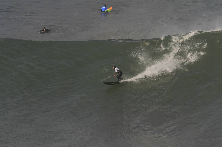 Las previsiones meteorológicas se han cumplido y la XIII edición del Punta Galea Challenge de surf de olas grandes disputada este lunes ha ofrecido un gran espectáculo a los asistentes. Los mejores especialistas de la modalidad se dan han dado cita desde primera hora de la mañana en la prueba, que ha arrastrado a numeroso público hasta los acantilados de Punta Galea