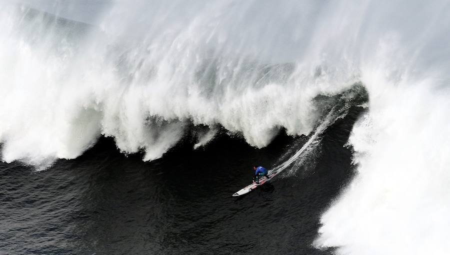 Las previsiones meteorológicas se han cumplido y la XIII edición del Punta Galea Challenge de surf de olas grandes disputada este lunes ha ofrecido un gran espectáculo a los asistentes. Los mejores especialistas de la modalidad se dan han dado cita desde primera hora de la mañana en la prueba, que ha arrastrado a numeroso público hasta los acantilados de Punta Galea