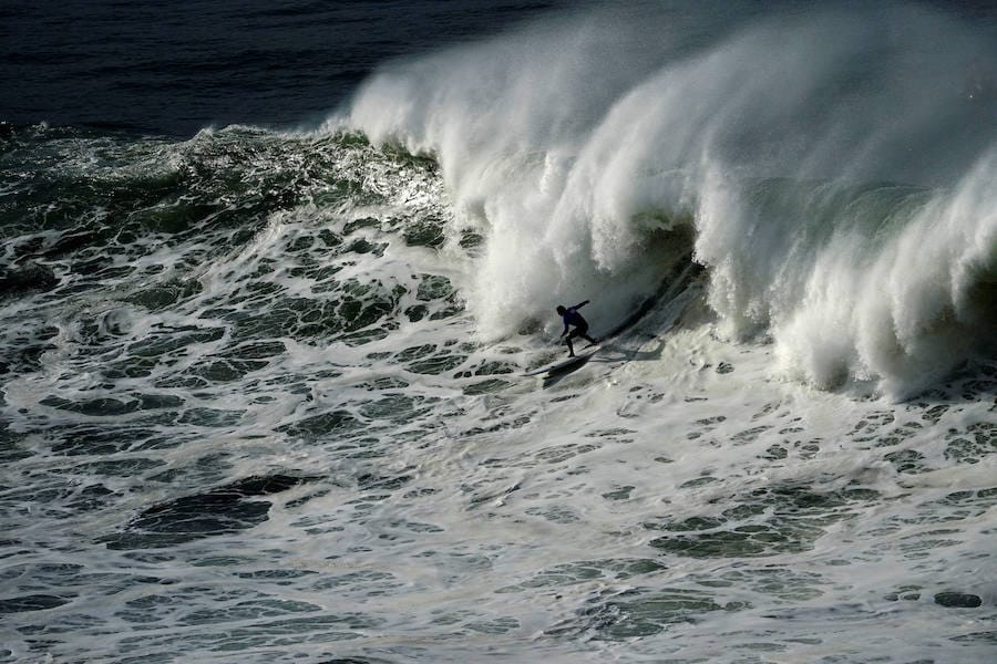 Las previsiones meteorológicas se han cumplido y la XIII edición del Punta Galea Challenge de surf de olas grandes disputada este lunes ha ofrecido un gran espectáculo a los asistentes. Los mejores especialistas de la modalidad se dan han dado cita desde primera hora de la mañana en la prueba, que ha arrastrado a numeroso público hasta los acantilados de Punta Galea