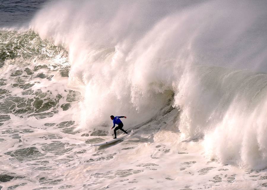 Las previsiones meteorológicas se han cumplido y la XIII edición del Punta Galea Challenge de surf de olas grandes disputada este lunes ha ofrecido un gran espectáculo a los asistentes. Los mejores especialistas de la modalidad se dan han dado cita desde primera hora de la mañana en la prueba, que ha arrastrado a numeroso público hasta los acantilados de Punta Galea