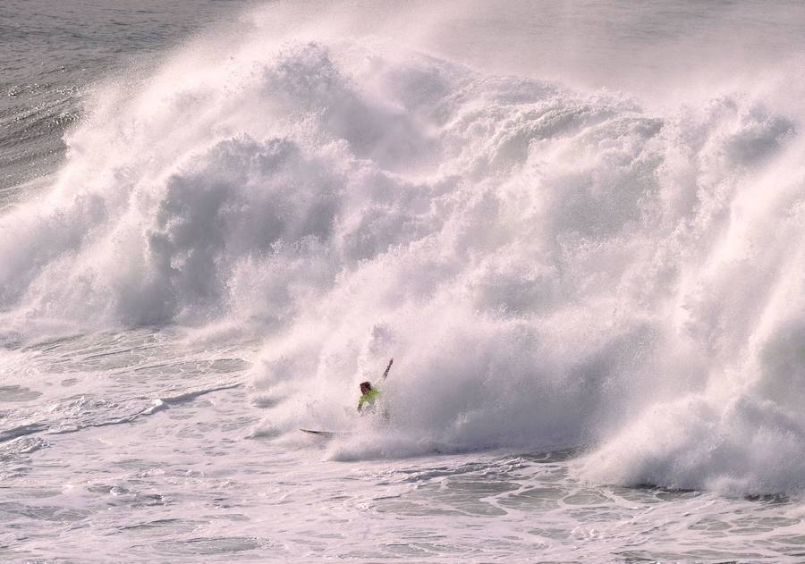 Las previsiones meteorológicas se han cumplido y la XIII edición del Punta Galea Challenge de surf de olas grandes disputada este lunes ha ofrecido un gran espectáculo a los asistentes. Los mejores especialistas de la modalidad se dan han dado cita desde primera hora de la mañana en la prueba, que ha arrastrado a numeroso público hasta los acantilados de Punta Galea