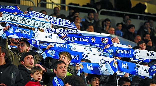 Aficionados de la Real con las bufandas al aire. 