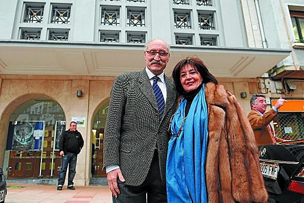 Precedente. El director artístico de las Jornadas Juan Ortega con Concha Velasco ante el Coliseo, en el año 2010.