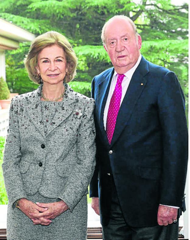 Doña Sofía y don Juan Carlos, en la foto oficial difundida. 