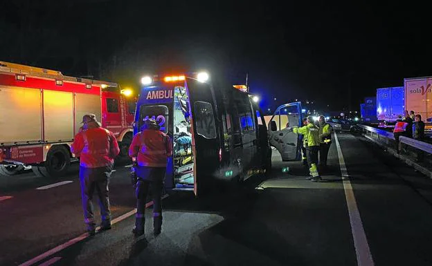 Personal de las ambulancias antienden a las víctimas del accidente. 