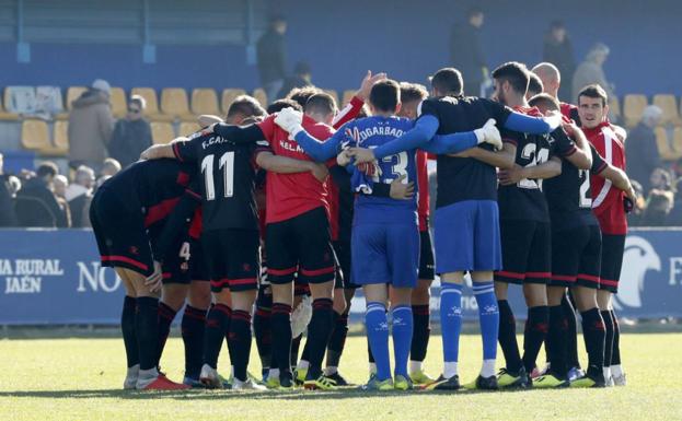 Los jugadores del Reus se abrazan tras su victoria en Alcorcón.