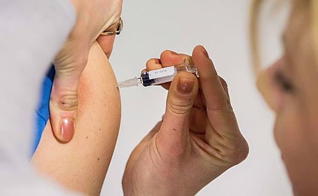 Un hombre recibe la vacuna del sarampión. 