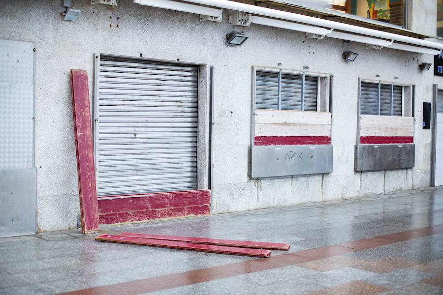 En Zarautz los accesos al paseo marítimo desde el puerto y hasta la zona de La Munoa se han cerrado durante la pleamar de este jueves por la tarde.