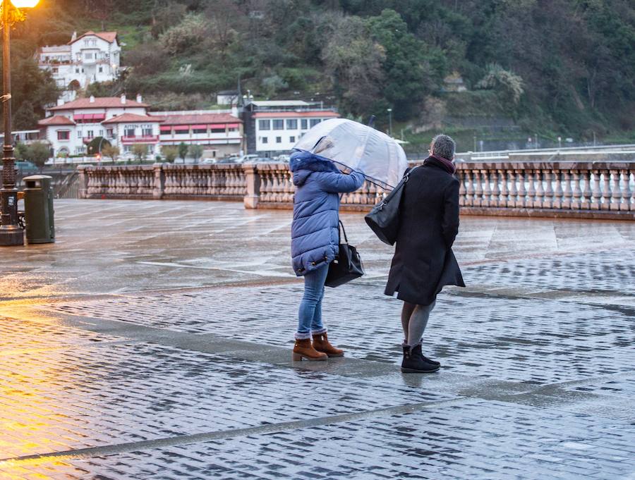En Zarautz los accesos al paseo marítimo desde el puerto y hasta la zona de La Munoa se han cerrado durante la pleamar de este jueves por la tarde.