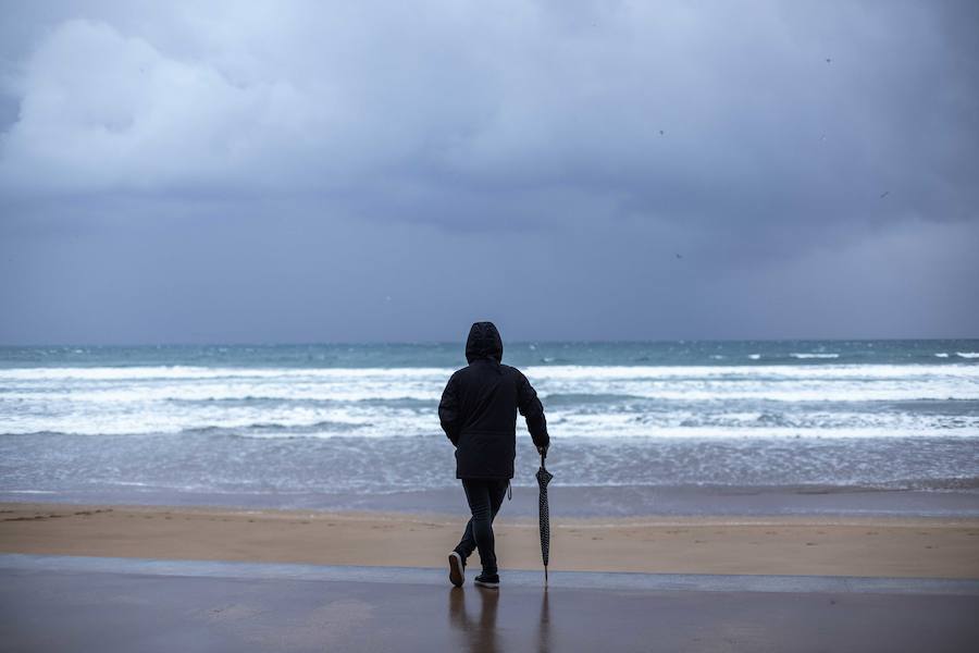 En Zarautz los accesos al paseo marítimo desde el puerto y hasta la zona de La Munoa se han cerrado durante la pleamar de este jueves por la tarde.