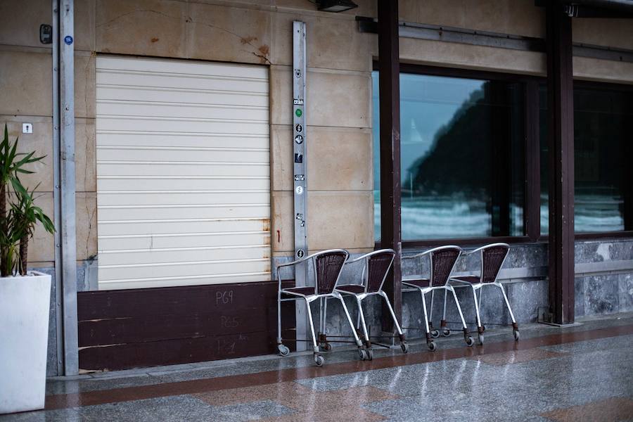 En Zarautz los accesos al paseo marítimo desde el puerto y hasta la zona de La Munoa se han cerrado durante la pleamar de este jueves por la tarde.