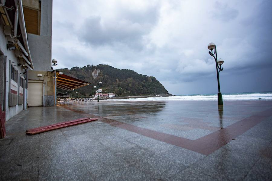 En Zarautz los accesos al paseo marítimo desde el puerto y hasta la zona de La Munoa se han cerrado durante la pleamar de este jueves por la tarde.