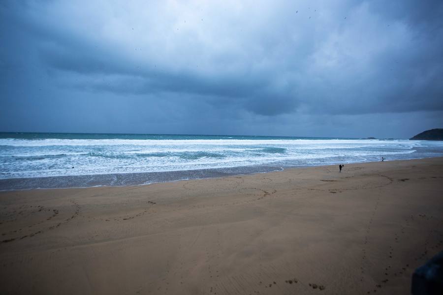 En Zarautz los accesos al paseo marítimo desde el puerto y hasta la zona de La Munoa se han cerrado durante la pleamar de este jueves por la tarde.