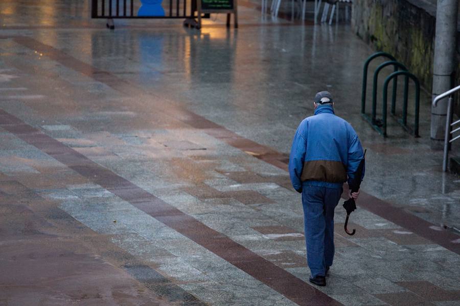 En Zarautz los accesos al paseo marítimo desde el puerto y hasta la zona de La Munoa se han cerrado durante la pleamar de este jueves por la tarde.