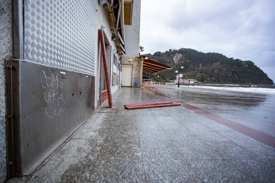 En Zarautz los accesos al paseo marítimo desde el puerto y hasta la zona de La Munoa se han cerrado durante la pleamar de este jueves por la tarde.