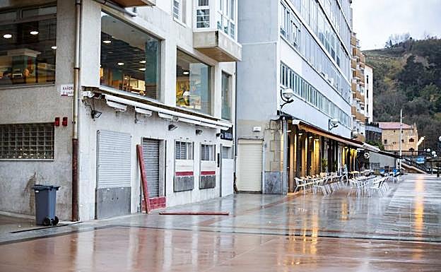 Galería. Zarautz ha estado en alerta este jueves por el fuerte oleaje.