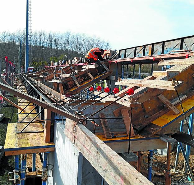 Un trabajador esta semana en la obra de la tribuna. 