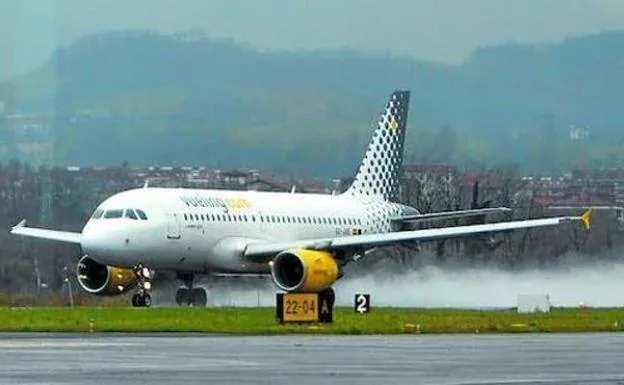 Un Airbus 319 de Vueling aterriza en la pista de Hondarribia. 