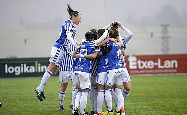 Las jugadoras de la Real celebran un gol en una imagen de archivo. 