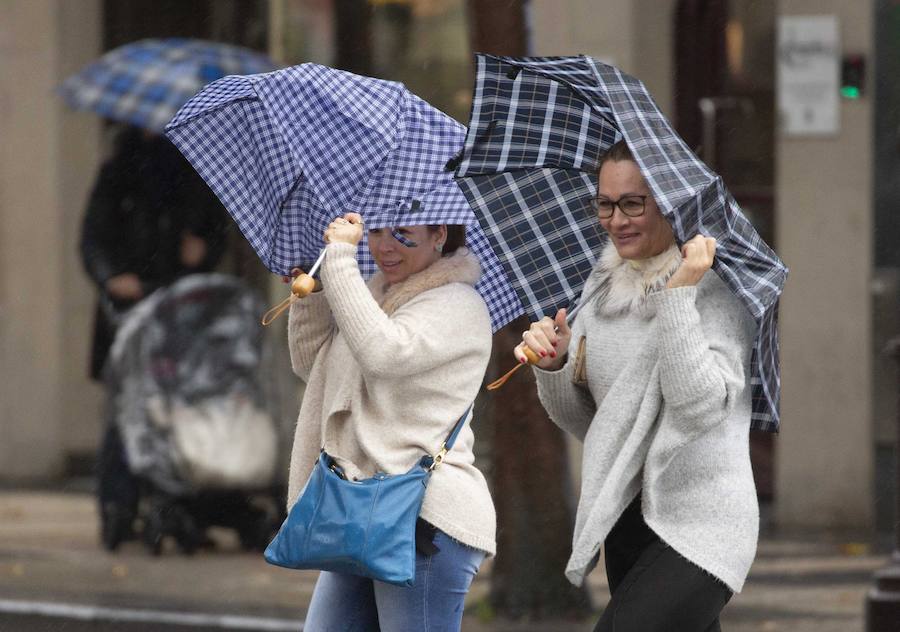 El Departamento vasco de Seguridad mantiene para este jueves tres avisos amarillos: uno para la navegación en las dos primeras millas, otro por fuertes vientos que podrían alcanzar los 100 kilómetros por hora y un tercero por impacto de olas de hasta 5 metros en la costa. A esta situación se unen las intensas precipitaciones.