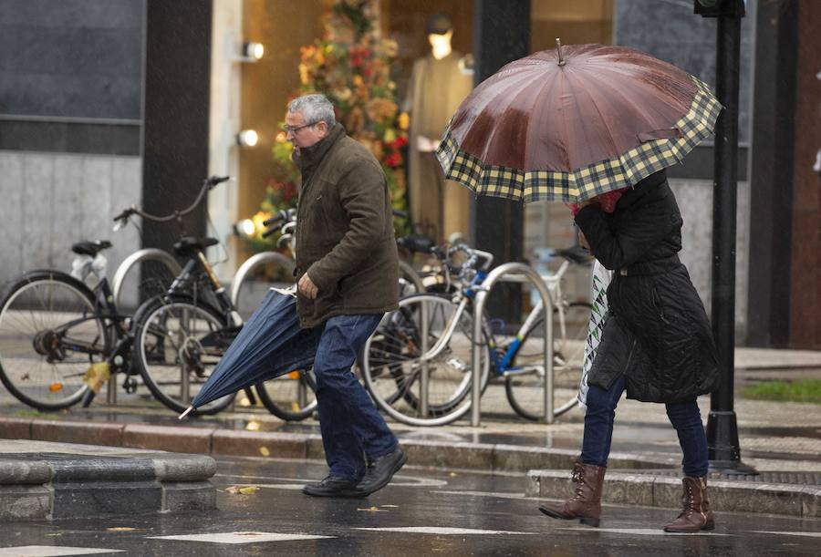El Departamento vasco de Seguridad mantiene para este jueves tres avisos amarillos: uno para la navegación en las dos primeras millas, otro por fuertes vientos que podrían alcanzar los 100 kilómetros por hora y un tercero por impacto de olas de hasta 5 metros en la costa. A esta situación se unen las intensas precipitaciones.
