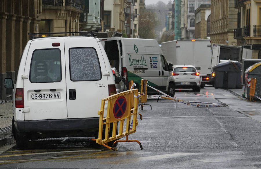 El Departamento vasco de Seguridad mantiene para este jueves tres avisos amarillos: uno para la navegación en las dos primeras millas, otro por fuertes vientos que podrían alcanzar los 100 kilómetros por hora y un tercero por impacto de olas de hasta 5 metros en la costa. A esta situación se unen las intensas precipitaciones. El temporal ha obligado al cierre del Paseo Nuevo para vehículos y peatones hasta las 8.00 horas del viernes